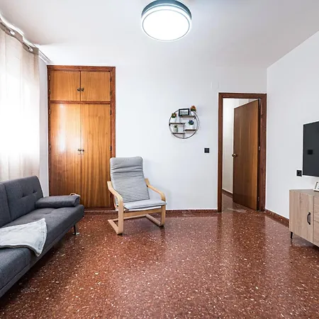 Bright & Spacious In Centre *