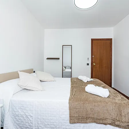 Bright & Spacious In Centre Apartamento *