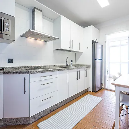 Апартаменты Bright & Spacious In Centre