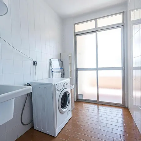 Bright & Spacious In Centre Апартаменты